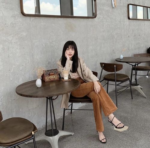 Một outfit hài hòa với hậu cảnh