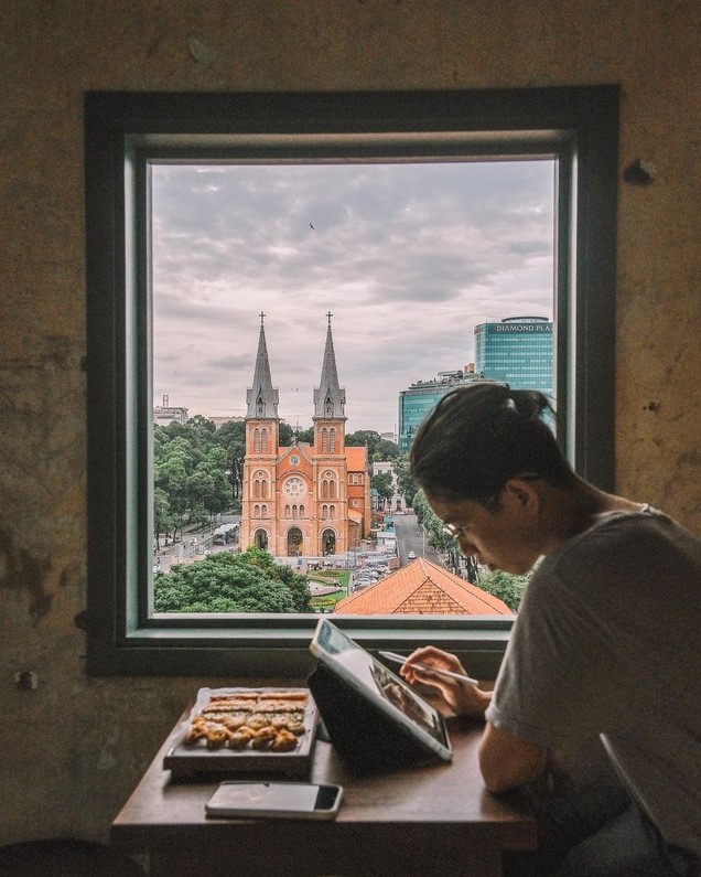 Những chiếc cửa sổ luôn là nơi tuyệt vời để chụp hình cafe