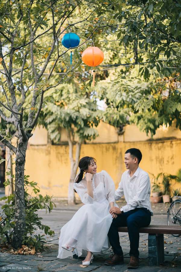 Trao nhau những ánh mắt ngọt ngào