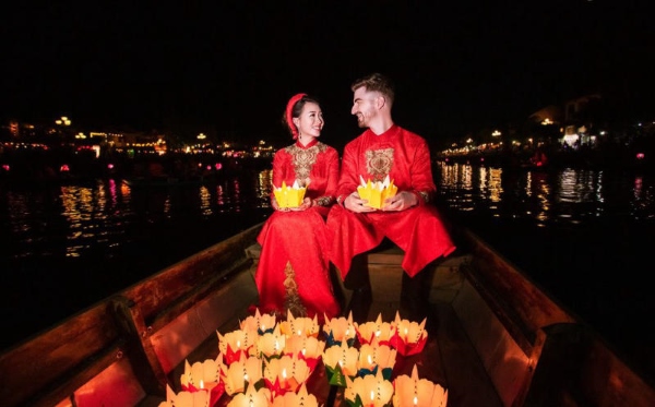 Cùng thả hoa đăng mang ước muốn của cả hai