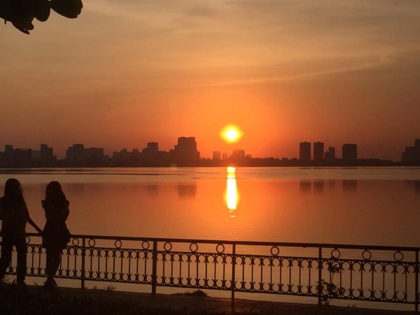 Hồ Tây - một trong các địa điểm check in ở Hà Nội cùng hoàng hôn nổi tiếng