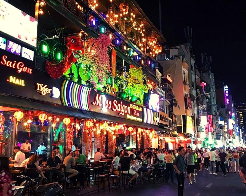 Nhiều hàng quán sôi động lên nhạc xuyên đêm