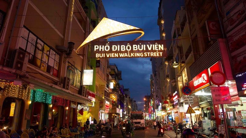 Phố đi bộ Bùi Viện - tụ điểm ăn chơi dành cho khách nước ngoài và giới trẻ
