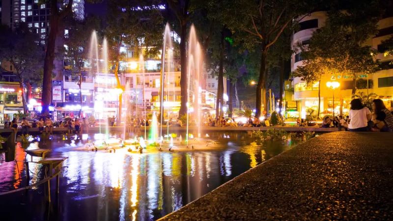 Đài phun nước đầy màu sắc