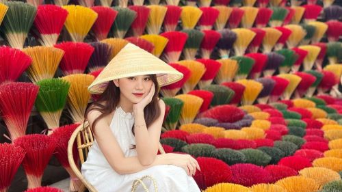 Hậu cảnh độc đáo ở làng hương Thủy Xuân