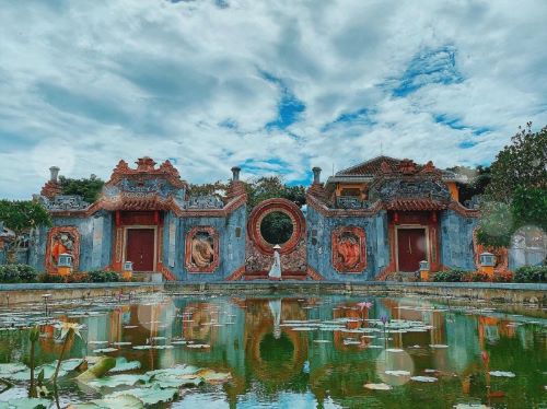 Tam Quan đặc trưng của chùa Bà Mụ