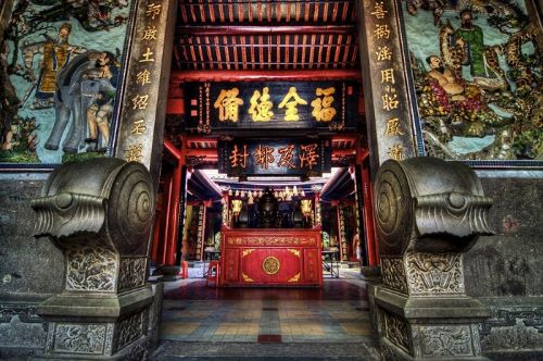 Bên trong hội quán