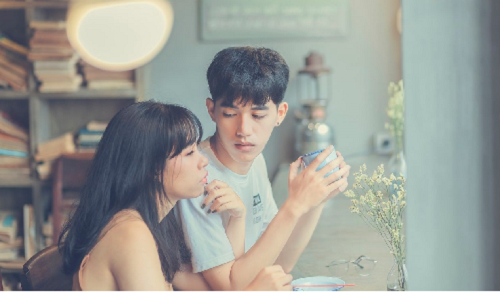 Concept “thơ thần” của một cặp đôi chụp ảnh ở quán cà phê nhân mùa Valentine