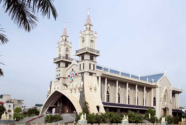 Nhà thờ Chính Tòa Thái Bình nhìn từ bên ngoài