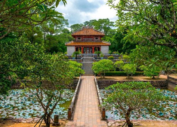Du lịch Huế mà không ghé thăm Lăng Minh Mạng là một thiếu sót vô cùng lớn