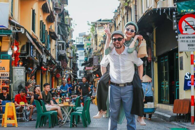 Phố cổ là địa điểm chụp ảnh ở Hà Nội nổi tiếng của các cặp đôi
