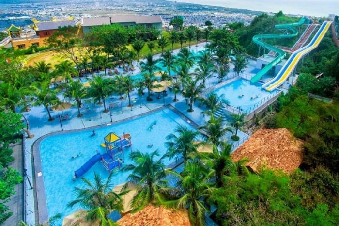 Hệ thống cầu trượt và bể bơi rộng lớn tại Hồ Mây Park