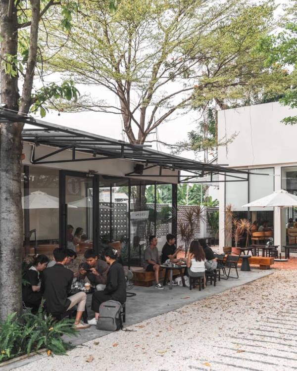 Tụ họp bạn bè tán gẫu ngày cuối tuần