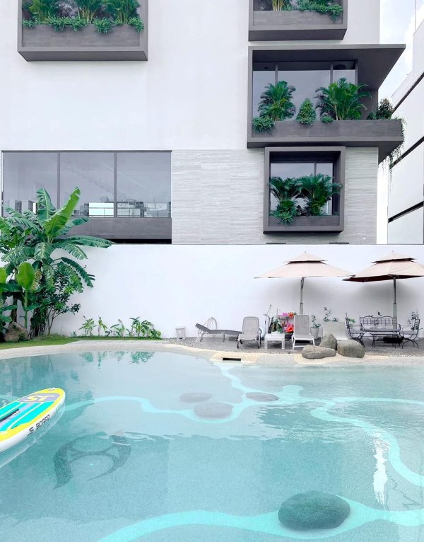 Hồ bơi trong vắt mát lành