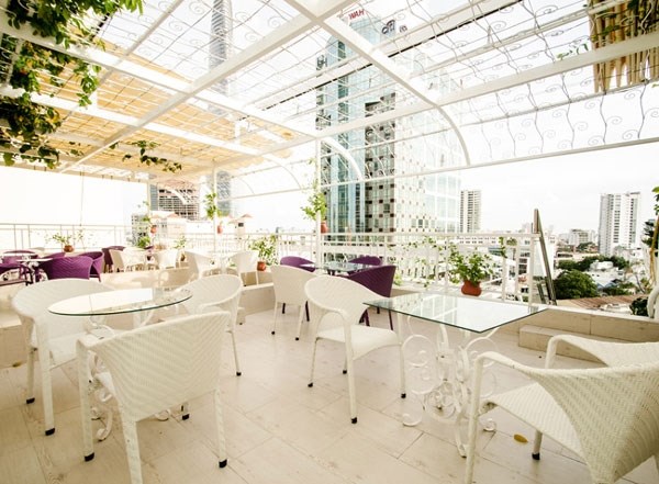 Đứng ở Viva Lounge, bạn có thể ngắm nhìn toàn cảnh Sài Gòn về đêm