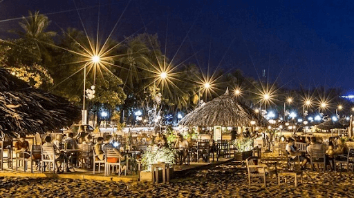 Khung cảnh về đêm tại Surf Bar