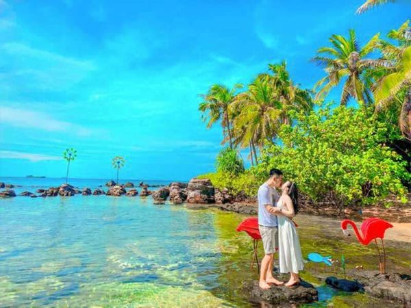Cặp đôi check-in tại Hòn Thơm