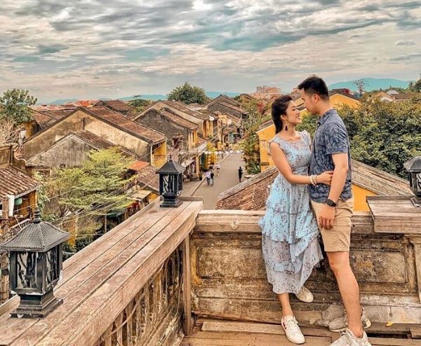 Cặp đôi check in bên điểm chụp ảnh đẹp ở Hội An