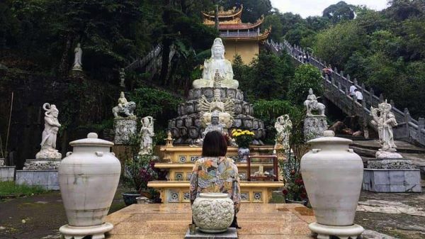 Một góc sân tại đền Bà Chúa thượng ngàn
