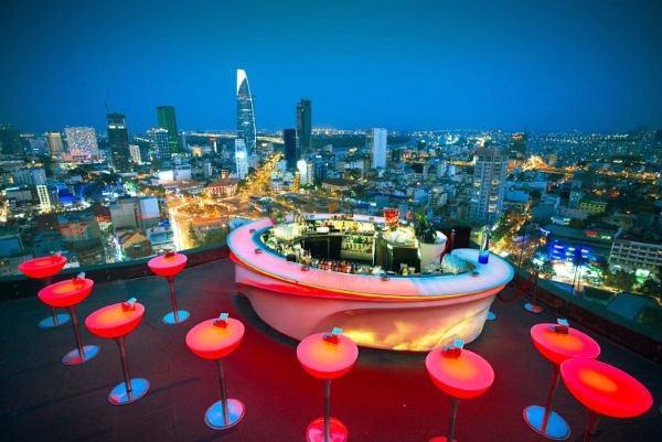 Thưởng thức ly cocktail với hương vị yêu thích tại Chill Skybar
