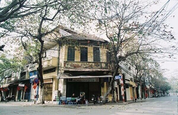 Sự cổ kính đặc trưng còn sót lại của địa điểm chụp ảnh ở Hà Nội nổi tiếng