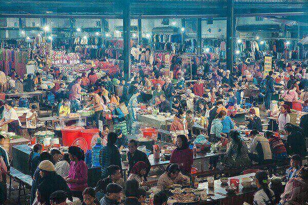 Một phiên chợ nhộn nhịp và đầy màu sắc
