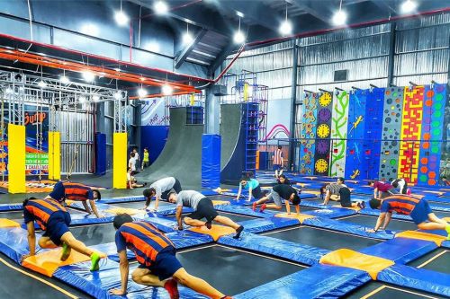 Không gian đầy màu sắc và trò chơi của Jump Arena