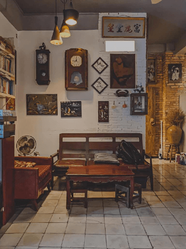 Oto Cafe Xưa nổi tiếng đình đám bởi mô phỏng chân thực một Sài Gòn cổ điển