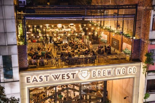 Không gian của East West Brewing