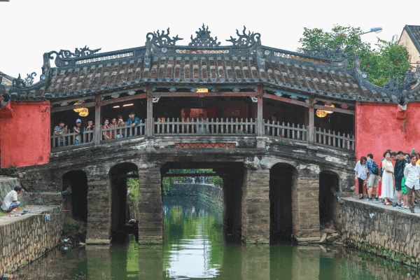 Mái được lợp ngói âm dương bao bọc toàn bộ cây cầu