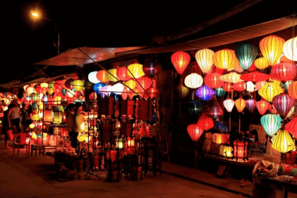 Đi đến đâu ở Hội An, bạn cũng sẽ bắt gặp vài chiếc đèn lồng treo đón gió