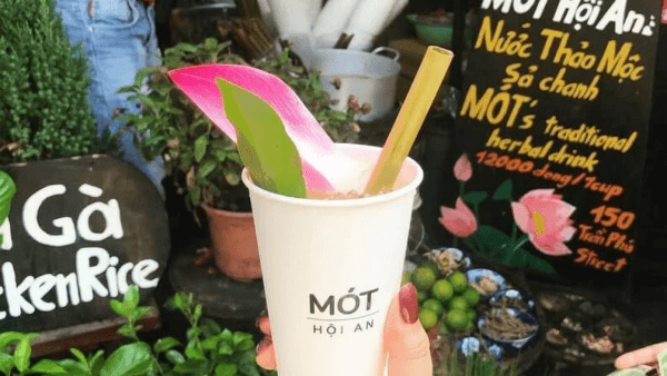 Cửa hàng được trang trí bằng những lọ hoa tươi và bảng hiệu màu đen vẽ tay rất đẹp