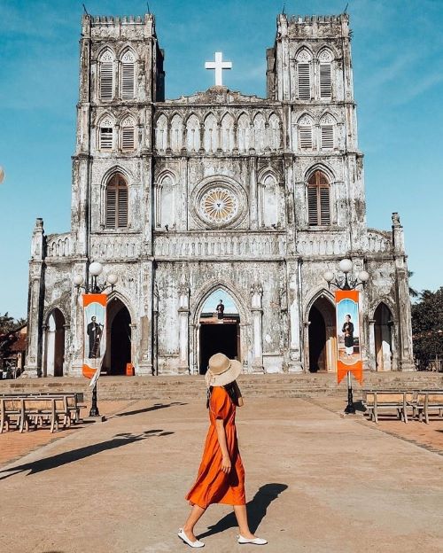 Phía trước nhà thờ Mằng Lăng