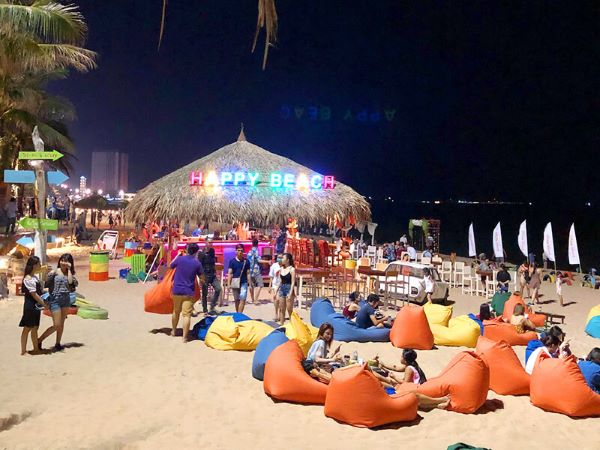 Trò chuyện cùng bạn bè với gió biển mát lạnh khi du lịch ở Nha Trang