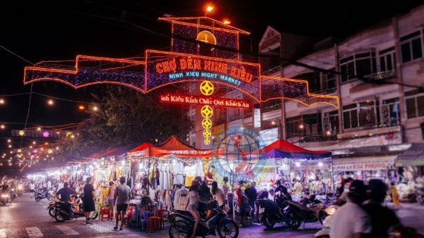 Chợ đêm nhộn nhịp