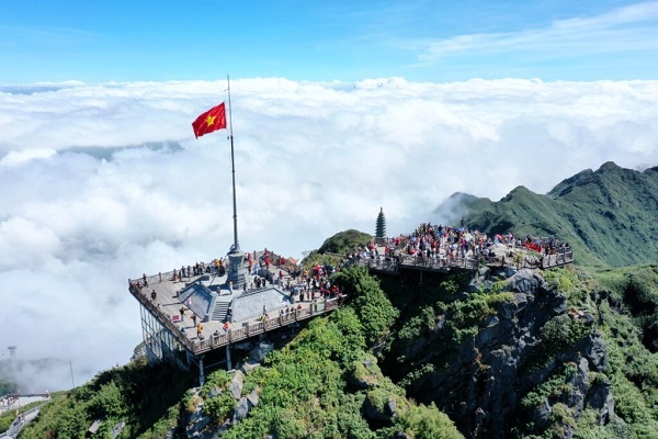 Đỉnh Fansipan hùng vĩ - một trong những điểm du lịch Sapa nổi tiếng nhất