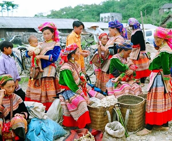 Rực rỡ sắc màu tại chợ phiên Sapa