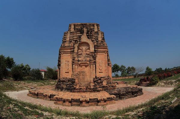 Toàn cảnh tháp Chóp Mạt