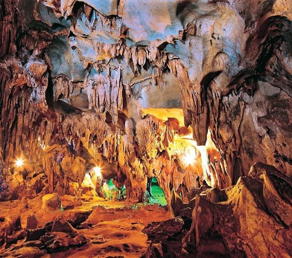 Bên trong lòng hang động núi Cấm