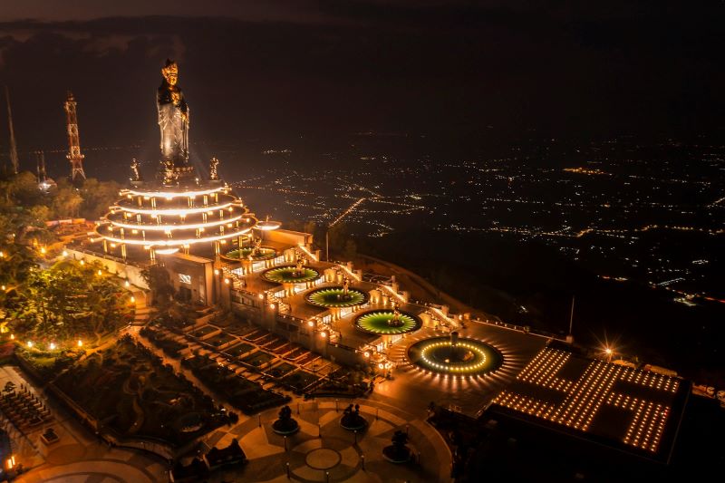 Đỉnh núi Bà Đen vào ban đêm