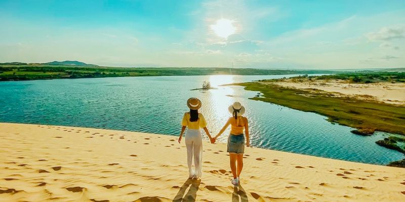 Từ đồi cát nhìn xuống hồ Bàu Trắng