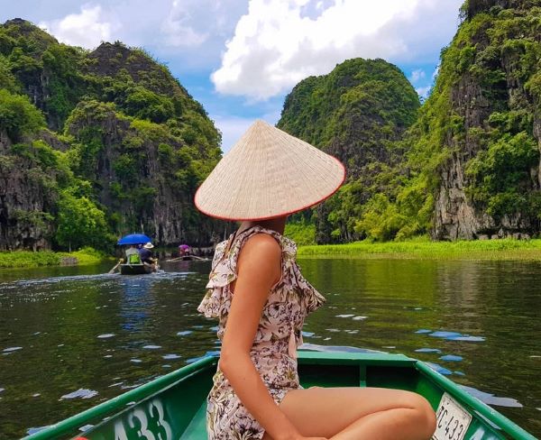 Chèo thuyền tham quan hồ Tam Cốc
