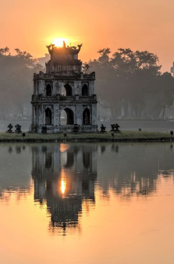 Hồ Hoàn Kiếm - Hà Nội lúc bình minh