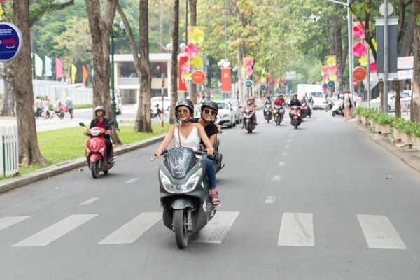 Sử dụng xe máy để khám phá Hà Nội