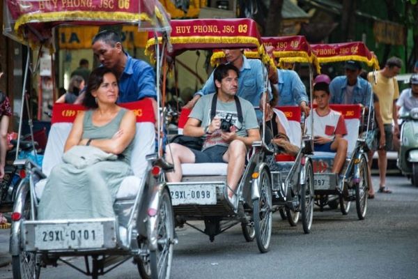 Du khách nước ngoài đi xích lô để tham quan phố phường Hà Nội