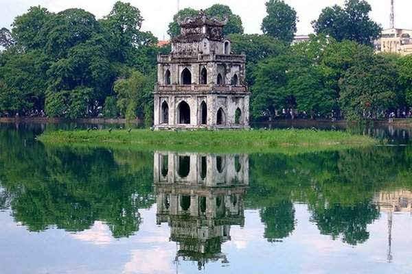Hồ Hoàn Kiếm là một trong các địa điểm check in ở Hà Nội tuyệt vời nhất