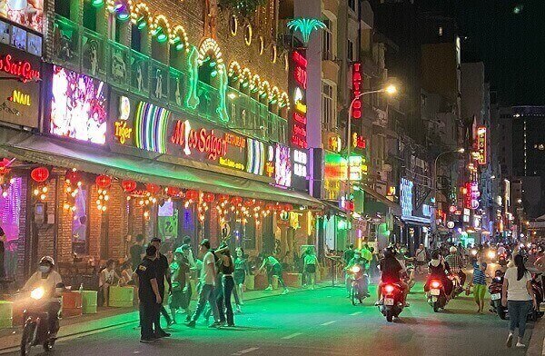 Ánh đèn neon rực rỡ tại phố đi bộ Bùi Viện