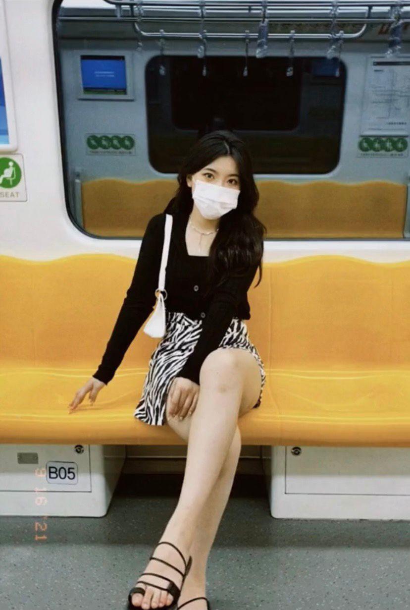 Vắt chéo nhẹ chân và đưa hai tay sang 1 bên