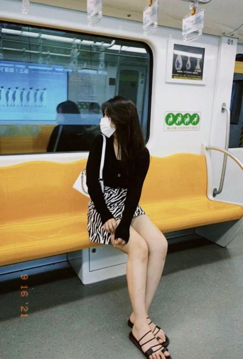 Ở ghế của tàu và hướng ánh nhìn ra xa