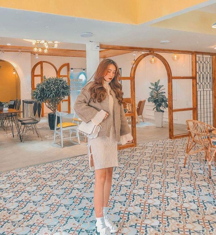 Tone màu nâu tây cực kì phối hợp với khung cảnh vintage của Đà Lạt